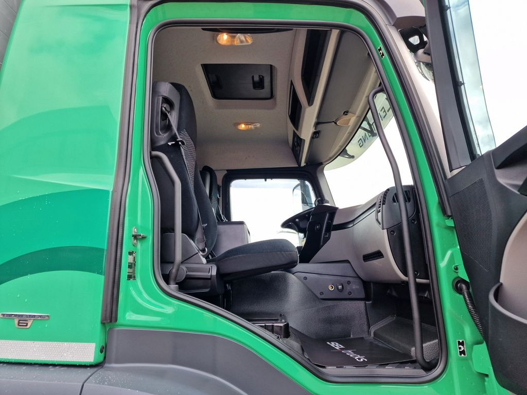 Ponyvás teherautó Mercedes-Benz Antos 1830L 4X2: 18 kép.