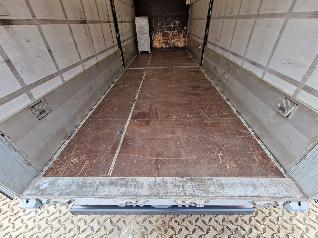 Ponyvás teherautó Mercedes-Benz Antos 1830L 4X2: 10 kép.