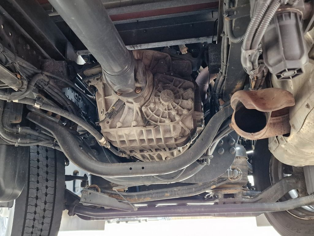 Ponyvás teherautó Mercedes-Benz Antos 1830L 4X2: 15 kép.