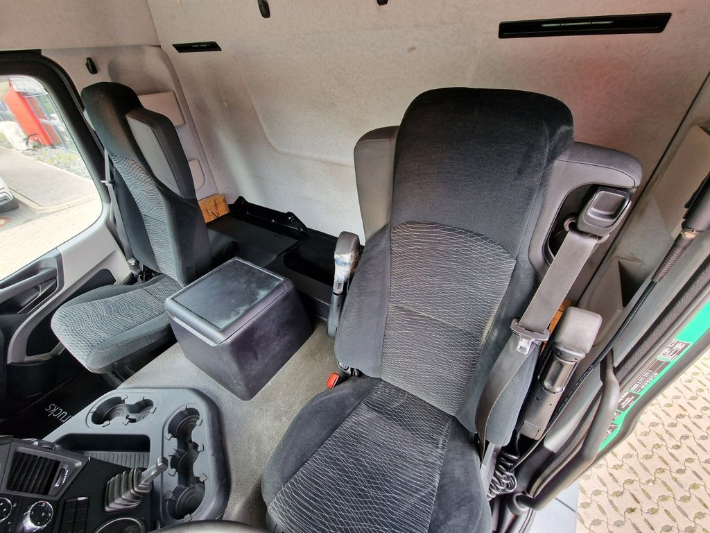 Ponyvás teherautó Mercedes-Benz Antos 1830L 4X2: 17 kép.