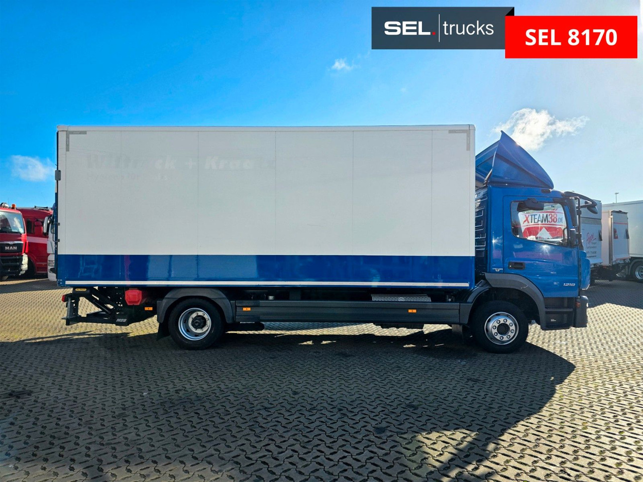 Mercedes-Benz Atego 1218 / Ladebordwand - Dobozos felépítményű teherautó: 4 kép. Mercedes-Benz Atego 1218 / Ladebordwand - Dobozos felépítményű teherautó: 4 kép.