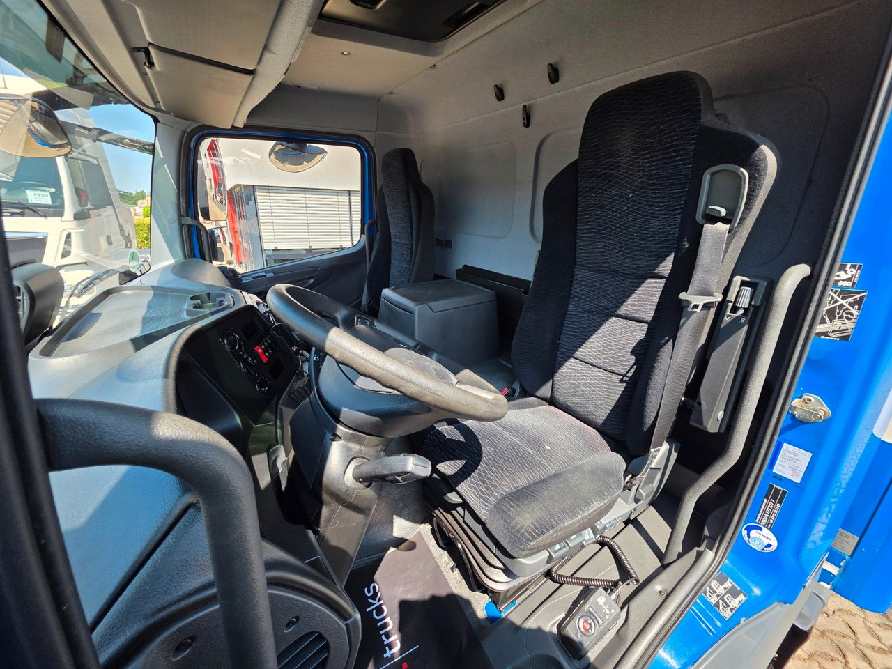 Dobozos felépítményű teherautó Mercedes-Benz Atego 1324 / Ladebordwand: 17 kép.