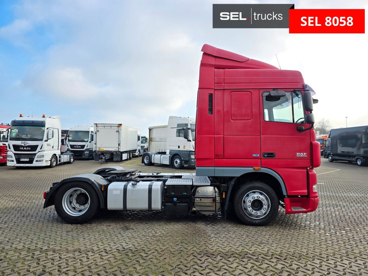 DAF XF 105.460 / ZF Intarder / Standklimaanlage - Nyergesvontató: 4 kép. DAF XF 105.460 / ZF Intarder / Standklimaanlage - Nyergesvontató: 4 kép.