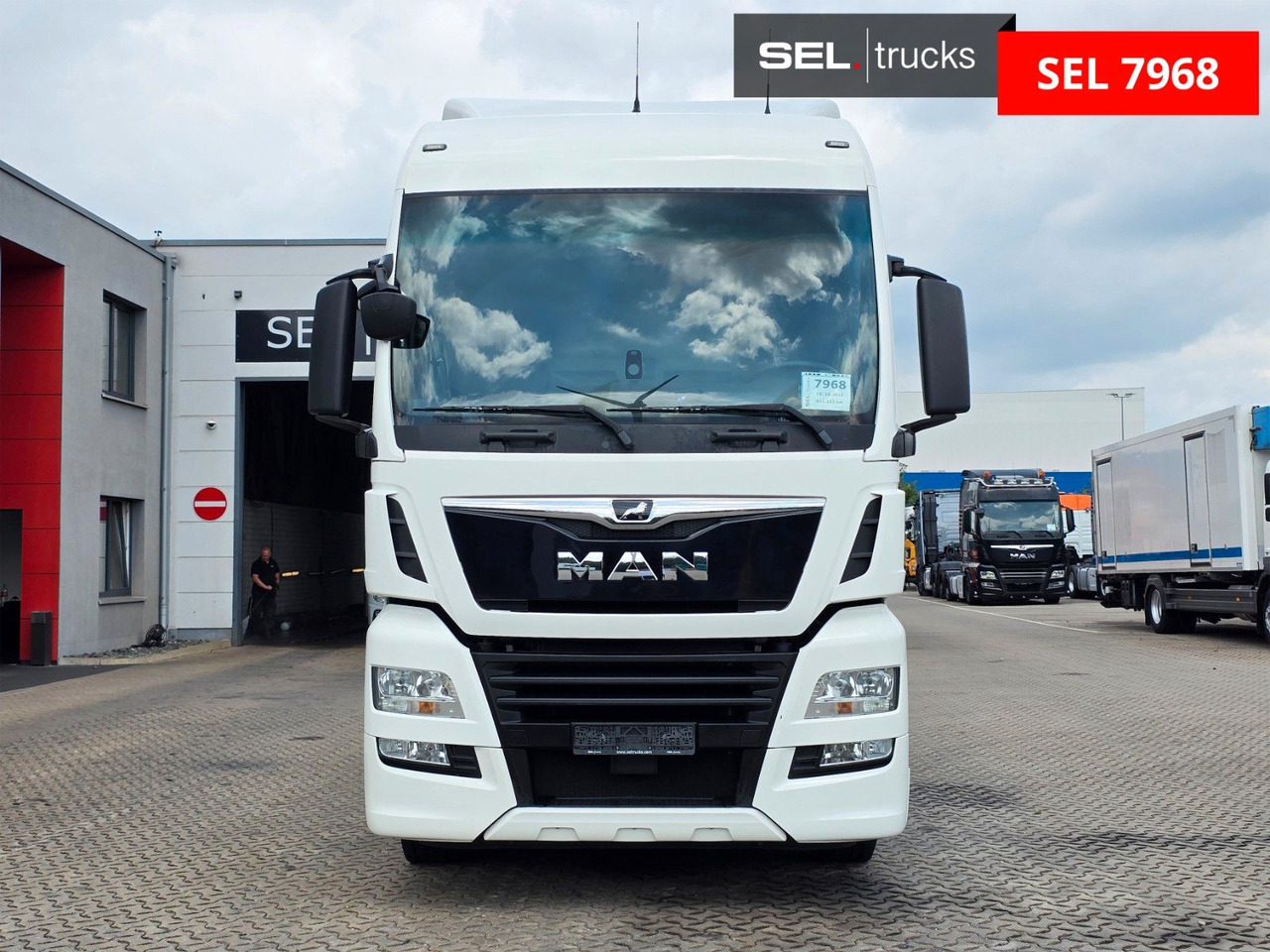 MAN TGX 18.460 4X2 BLS / Retarder / 2 Tanks / ADR AT - Nyergesvontató: 2 kép. MAN TGX 18.460 4X2 BLS / Retarder / 2 Tanks / ADR AT - Nyergesvontató: 2 kép.