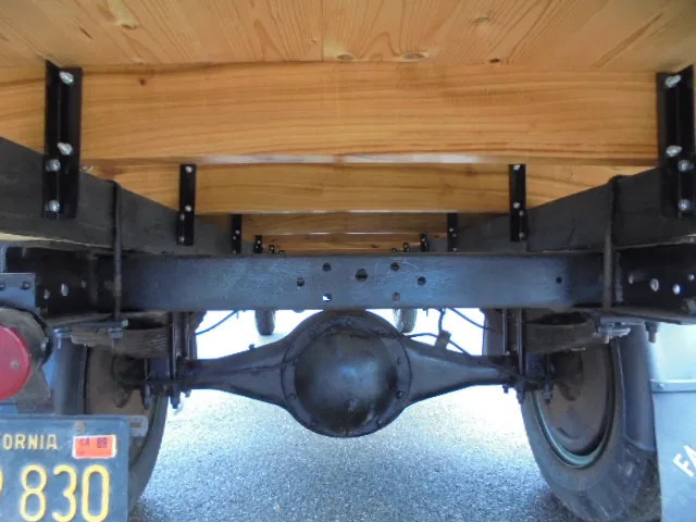 Platós teherautó Chevrolet 1 1/2 TON FLATBED: 9 kép.
