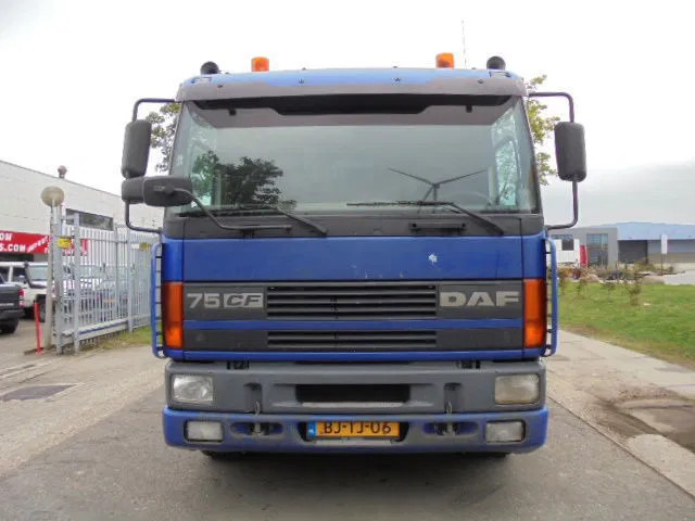 DAF 75.270 4X2 NL TRUCK - Darus autó: 2 kép. DAF 75.270 4X2 NL TRUCK - Darus autó: 2 kép.