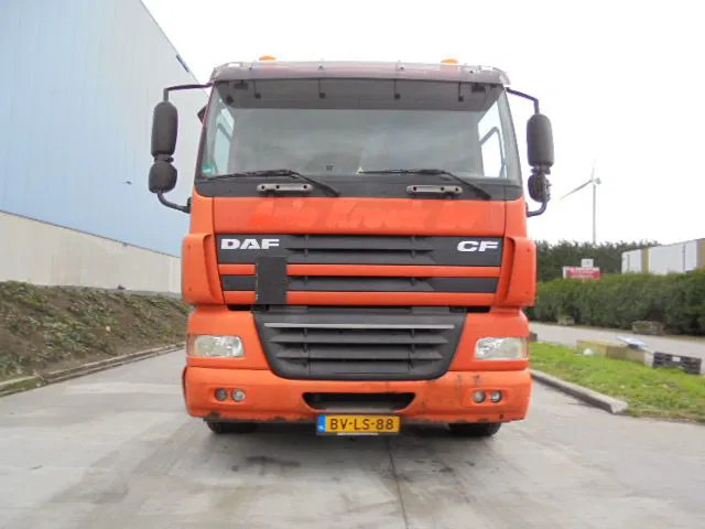DAF CF 85 6X2 GESTUURDE AS - Darus autó: 2 kép. DAF CF 85 6X2 GESTUURDE AS - Darus autó: 2 kép.