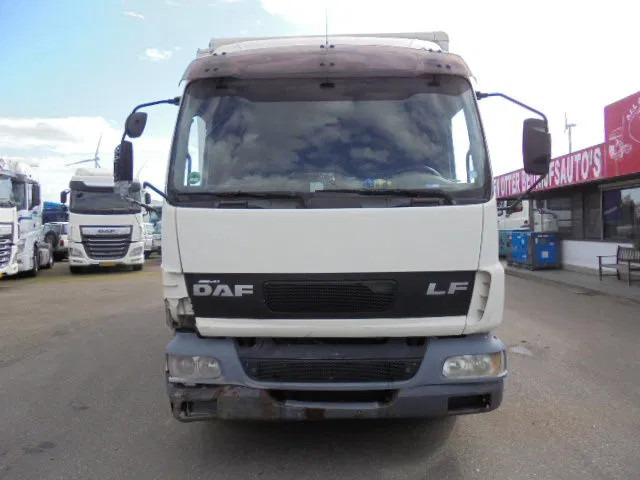 DAF LF 220 - Dobozos felépítményű teherautó: 2 kép. DAF LF 220 - Dobozos felépítményű teherautó: 2 kép.