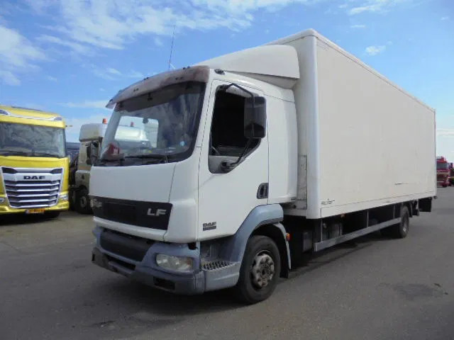 DAF LF 220 - Dobozos felépítményű teherautó: 1 kép. DAF LF 220 - Dobozos felépítményű teherautó: 1 kép.