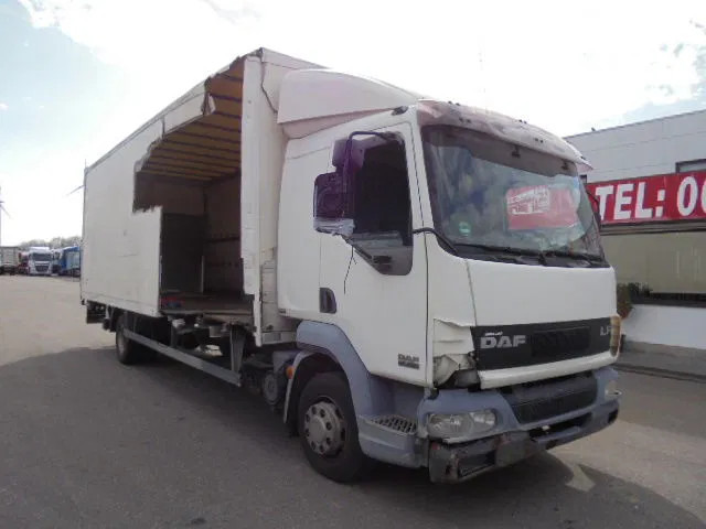DAF LF 220 - Dobozos felépítményű teherautó: 3 kép. DAF LF 220 - Dobozos felépítményű teherautó: 3 kép.