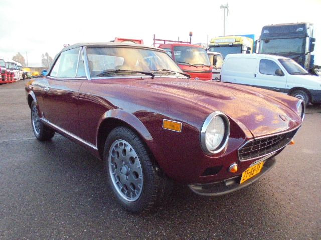 Fiat 124 SPIDER 2000 USA - Autó: 3 kép. Fiat 124 SPIDER 2000 USA - Autó: 3 kép.