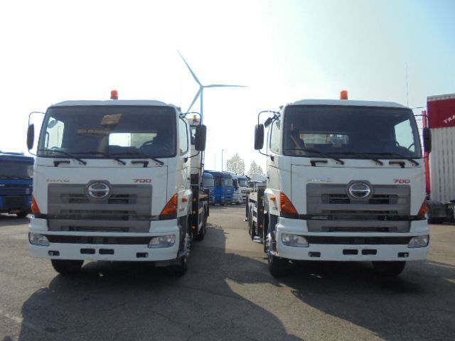 Hino 700 6X4 2IN STOCK - Emelőkosaras teherautó: 2 kép. Hino 700 6X4 2IN STOCK - Emelőkosaras teherautó: 2 kép.