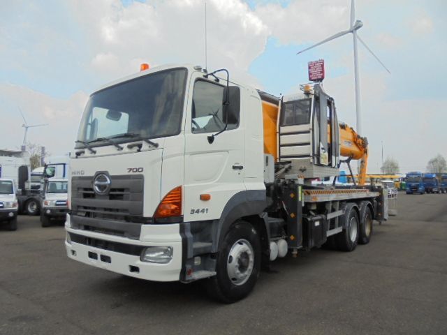 Hino 700 6X4 - Emelőkosaras teherautó: 5 kép. Hino 700 6X4 - Emelőkosaras teherautó: 5 kép.