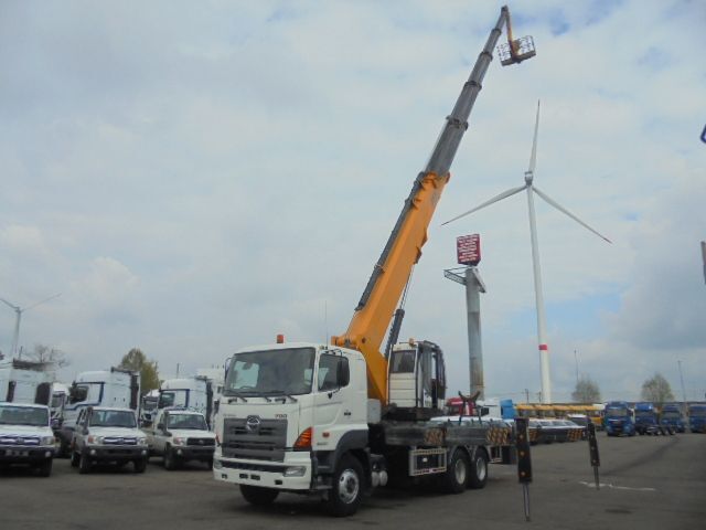 Hino 700 6X4 - Emelőkosaras teherautó: 1 kép. Hino 700 6X4 - Emelőkosaras teherautó: 1 kép.
