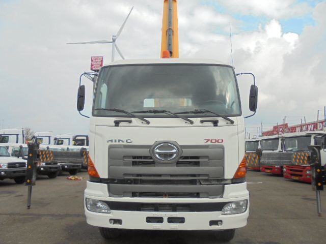 Hino 700 6X4 - Emelőkosaras teherautó: 2 kép. Hino 700 6X4 - Emelőkosaras teherautó: 2 kép.