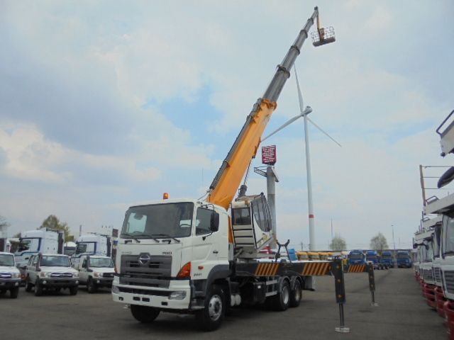 Hino 700 6X4 - Emelőkosaras teherautó: 1 kép. Hino 700 6X4 - Emelőkosaras teherautó: 1 kép.