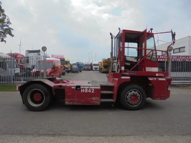 MOL YM 225/4X2 40 KM/H - Terminál targoncá: 4 kép. MOL YM 225/4X2 40 KM/H - Terminál targoncá: 4 kép.