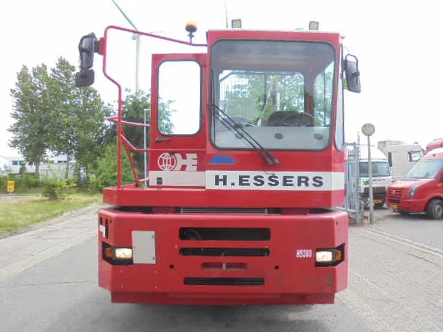 MOL YM225/4X2 40KM/H - Terminál targoncá: 2 kép. MOL YM225/4X2 40KM/H - Terminál targoncá: 2 kép.