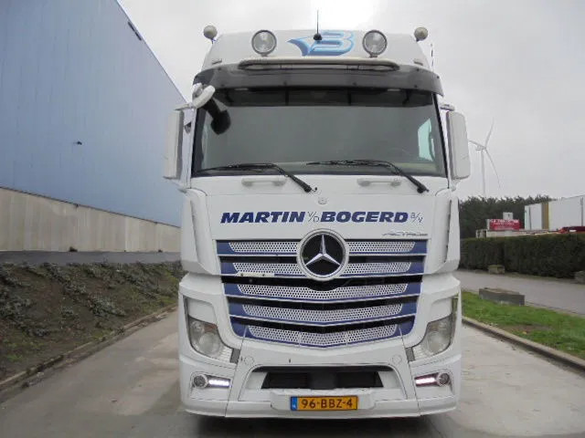 Mercedes-Benz Actros 2542 6X2 - Ponyvás teherautó: 2 kép. Mercedes-Benz Actros 2542 6X2 - Ponyvás teherautó: 2 kép.