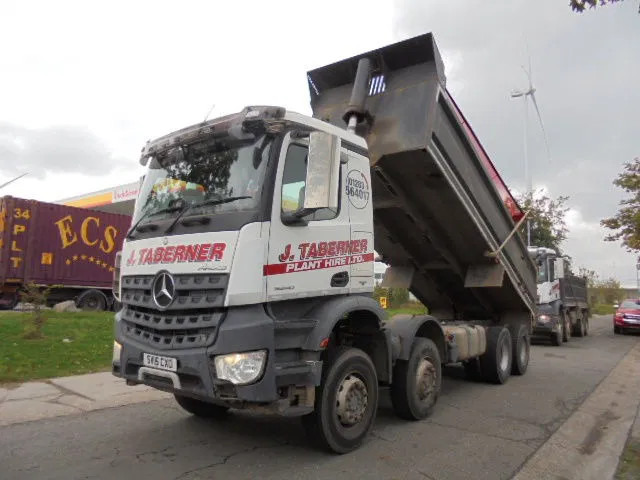 Mercedes-Benz Arocs 3243 K 8X4 - Billenőplatós teherautó: 1 kép. Mercedes-Benz Arocs 3243 K 8X4 - Billenőplatós teherautó: 1 kép.