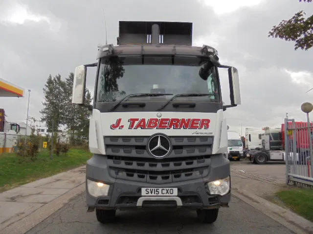 Mercedes-Benz Arocs 3243 K 8X4 - Billenőplatós teherautó: 2 kép. Mercedes-Benz Arocs 3243 K 8X4 - Billenőplatós teherautó: 2 kép.