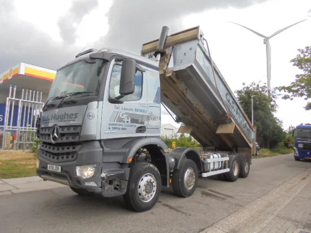 Mercedes-Benz Arocs 3340 8X4 - Billenőplatós teherautó: 1 kép. Mercedes-Benz Arocs 3340 8X4 - Billenőplatós teherautó: 1 kép.
