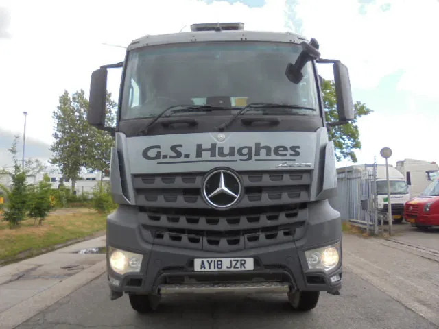 Mercedes-Benz Arocs 3340 8X4 - Billenőplatós teherautó: 3 kép. Mercedes-Benz Arocs 3340 8X4 - Billenőplatós teherautó: 3 kép.