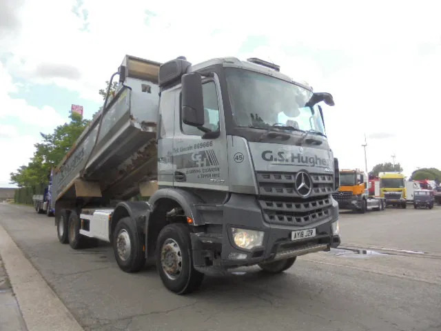 Mercedes-Benz Arocs 3340 8X4 - Billenőplatós teherautó: 2 kép. Mercedes-Benz Arocs 3340 8X4 - Billenőplatós teherautó: 2 kép.