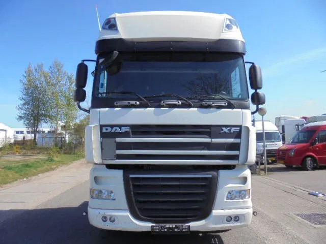 DAF XF 105.460 SUPERSPACE - Nyergesvontató: 2 kép. DAF XF 105.460 SUPERSPACE - Nyergesvontató: 2 kép.