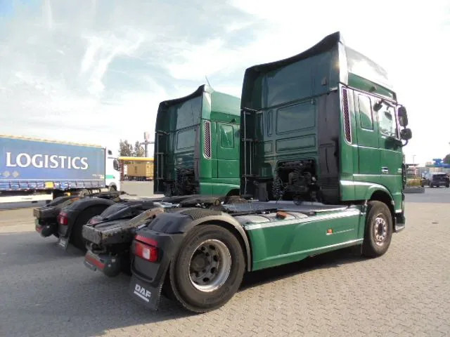 DAF XF 106.460 SUPER SPACE CAB - Nyergesvontató: 5 kép. DAF XF 106.460 SUPER SPACE CAB - Nyergesvontató: 5 kép.