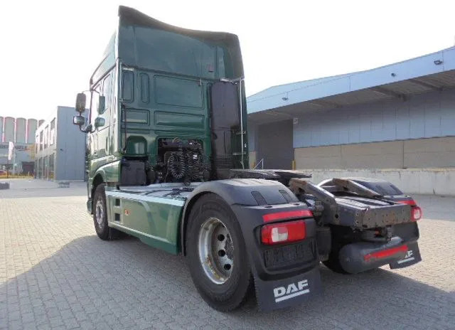 DAF XF 106.460 SUPER SPACE CAB - Nyergesvontató: 5 kép. DAF XF 106.460 SUPER SPACE CAB - Nyergesvontató: 5 kép.