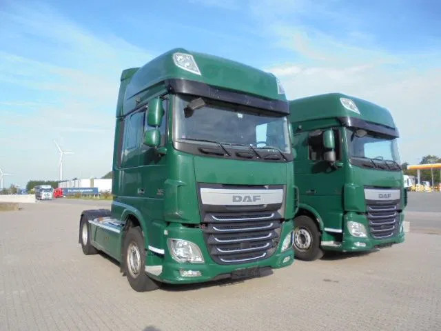 DAF XF 106.460 SUPER SPACE CAB - Nyergesvontató: 3 kép. DAF XF 106.460 SUPER SPACE CAB - Nyergesvontató: 3 kép.
