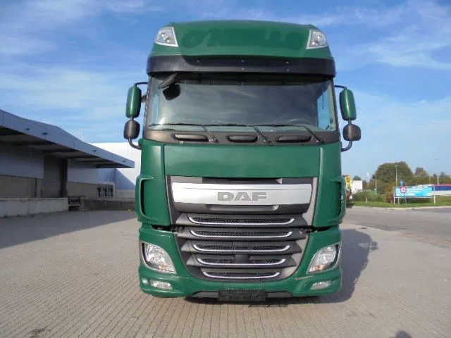 DAF XF 106.460 SUPER SPACE CAB - Nyergesvontató: 4 kép. DAF XF 106.460 SUPER SPACE CAB - Nyergesvontató: 4 kép.