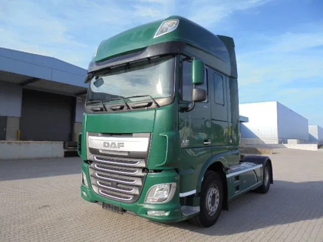 DAF XF 106.460 SUPER SPACE CAB - Nyergesvontató: 1 kép. DAF XF 106.460 SUPER SPACE CAB - Nyergesvontató: 1 kép.