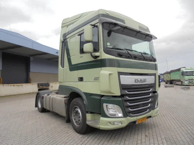 DAF XF 410 - Nyergesvontató: 3 kép. DAF XF 410 - Nyergesvontató: 3 kép.