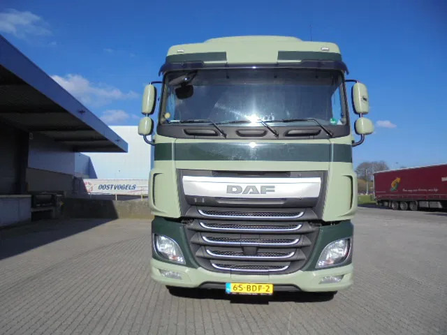 DAF XF 410 - Nyergesvontató: 2 kép. DAF XF 410 - Nyergesvontató: 2 kép.