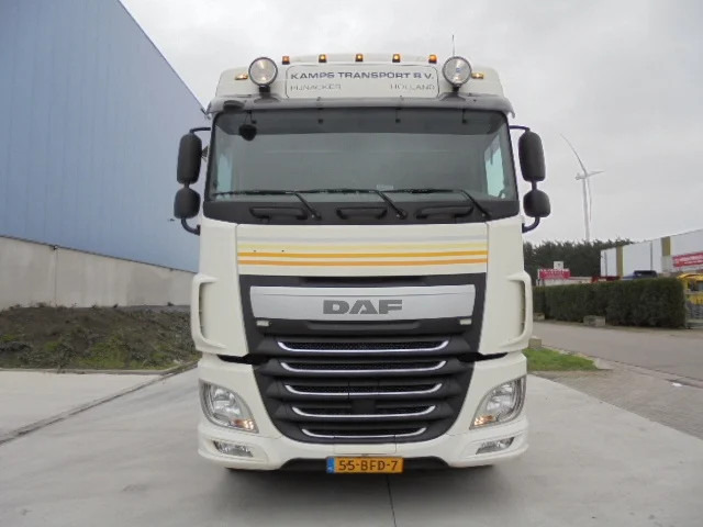DAF XF 460 - Nyergesvontató: 2 kép. DAF XF 460 - Nyergesvontató: 2 kép.