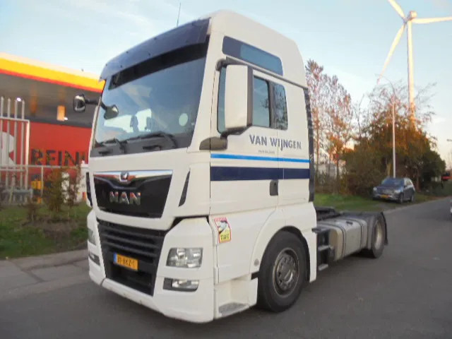 MAN TGX 18.500 XXL SMART TACHO 16X IN STOCK NL TRUCK - Nyergesvontató: 1 kép. MAN TGX 18.500 XXL SMART TACHO 16X IN STOCK NL TRUCK - Nyergesvontató: 1 kép.