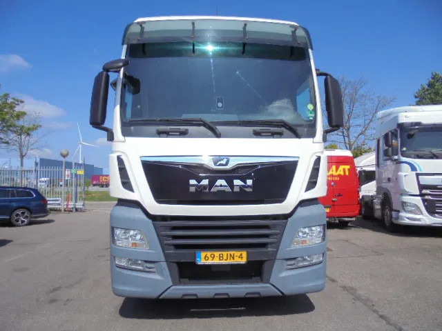 MAN TGX 26.420 XXL 6X2 NL TRUCK - Nyergesvontató: 2 kép. MAN TGX 26.420 XXL 6X2 NL TRUCK - Nyergesvontató: 2 kép.