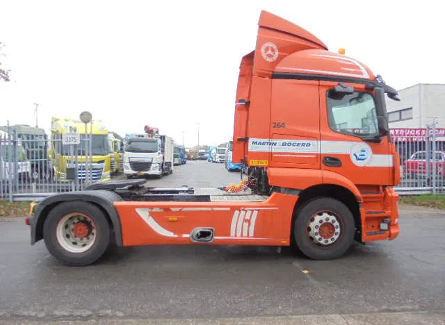 Mercedes-Benz Actros 1840 - Nyergesvontató: 3 kép. Mercedes-Benz Actros 1840 - Nyergesvontató: 3 kép.
