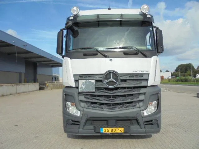 Mercedes-Benz Actros 1842 - Nyergesvontató: 2 kép. Mercedes-Benz Actros 1842 - Nyergesvontató: 2 kép.