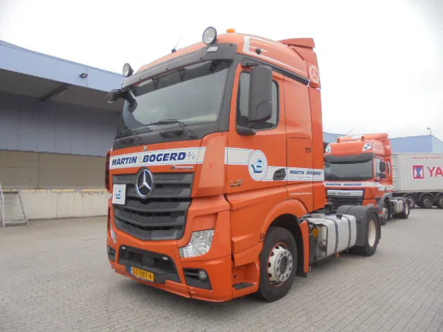 Mercedes-Benz Actros 1842 NL TRUCK APK 07-26 - Nyergesvontató: 1 kép. Mercedes-Benz Actros 1842 NL TRUCK APK 07-26 - Nyergesvontató: 1 kép.