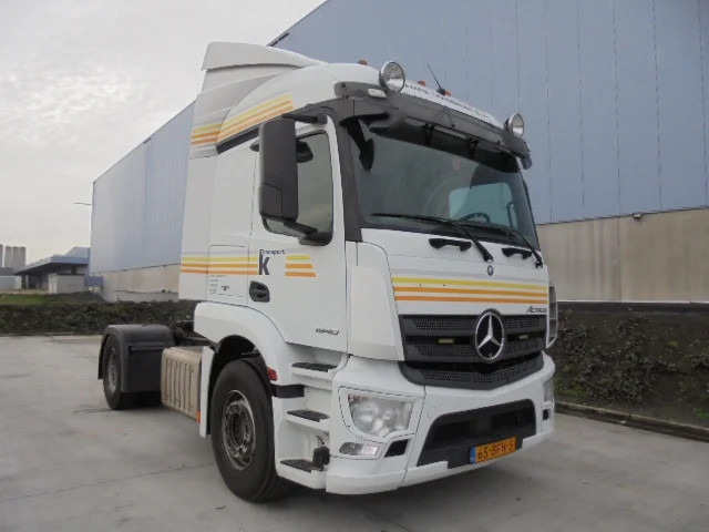 Mercedes-Benz Actros 1940 - Nyergesvontató: 3 kép. Mercedes-Benz Actros 1940 - Nyergesvontató: 3 kép.