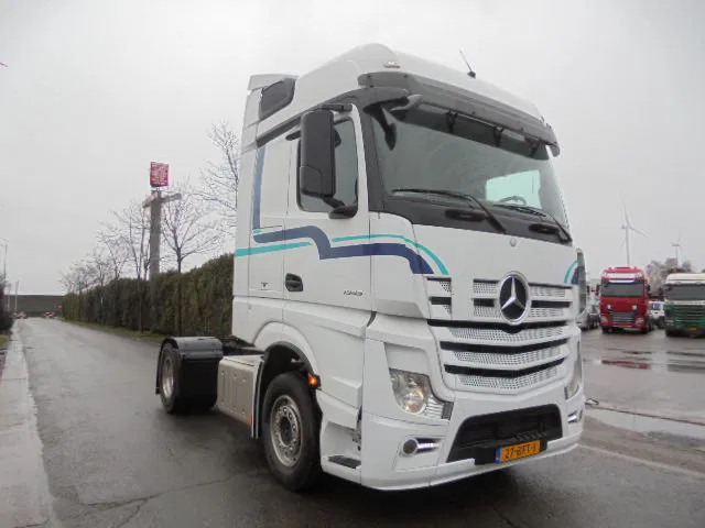 Mercedes-Benz Actros 1942 LS 4X2 - Nyergesvontató: 3 kép. Mercedes-Benz Actros 1942 LS 4X2 - Nyergesvontató: 3 kép.
