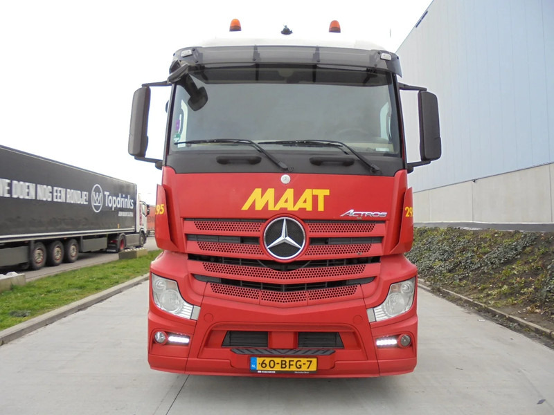 Mercedes-Benz Actros 1943 - Nyergesvontató: 2 kép. Mercedes-Benz Actros 1943 - Nyergesvontató: 2 kép.