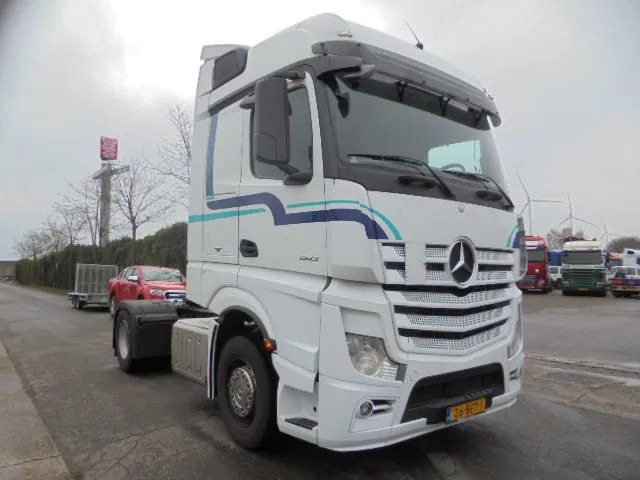 Mercedes-Benz Actros 1943 LS - Nyergesvontató: 3 kép. Mercedes-Benz Actros 1943 LS - Nyergesvontató: 3 kép.