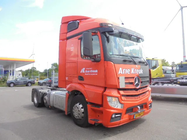 Mercedes-Benz Actros 2343 6X2 VOORLOOPAS - Nyergesvontató: 3 kép. Mercedes-Benz Actros 2343 6X2 VOORLOOPAS - Nyergesvontató: 3 kép.