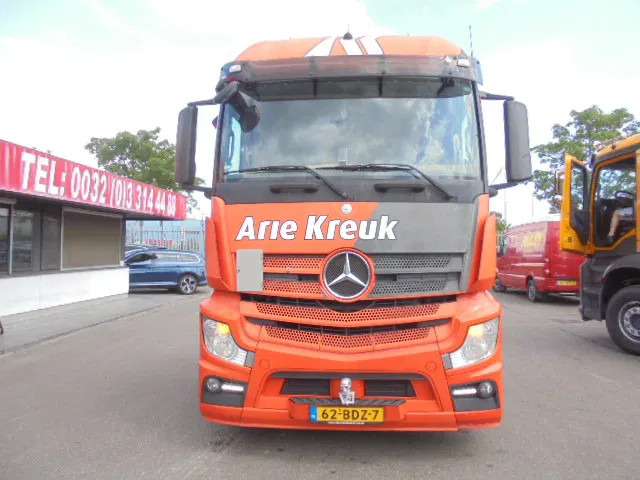 Mercedes-Benz Actros 2343 6X2 VOORLOOPAS - Nyergesvontató: 2 kép. Mercedes-Benz Actros 2343 6X2 VOORLOOPAS - Nyergesvontató: 2 kép.