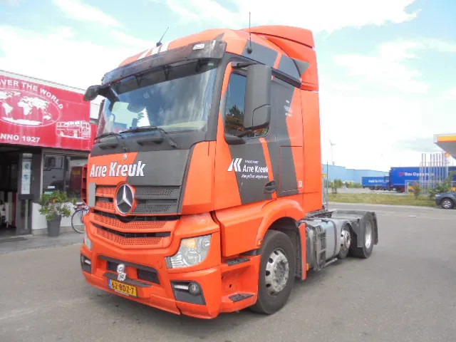 Mercedes-Benz Actros 2343 6X2 VOORLOOPAS - Nyergesvontató: 1 kép. Mercedes-Benz Actros 2343 6X2 VOORLOOPAS - Nyergesvontató: 1 kép.