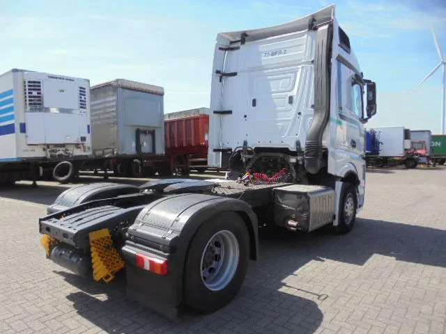 Mercedes-Benz Actros ACTROS 1842 - Nyergesvontató: 3 kép. Mercedes-Benz Actros ACTROS 1842 - Nyergesvontató: 3 kép.